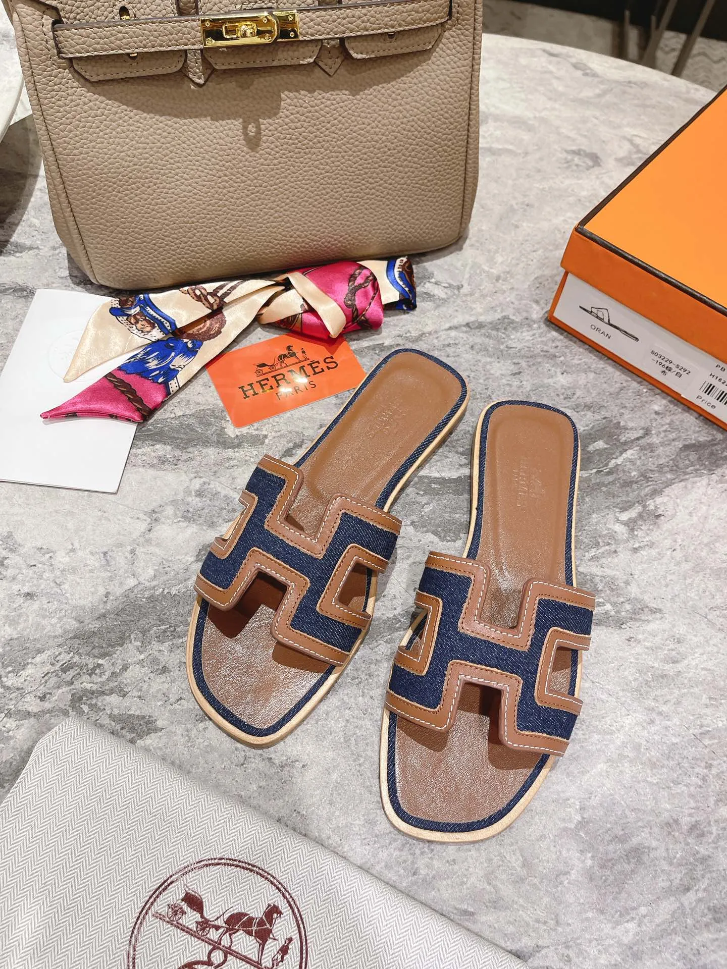 👟👟Ex-factory price 400👟👟 Genuine leather sole +50 New model for early spring, (high-end splicing and oil edge technology) newly revised version (Hermès), upgraded packaging, upgraded version and workmanship materials. Hermes®🔴The highest version of handmade shoes on the market✨✨ Top product Hermès slippers🐎 The new high-end fashion is the same as the original version, purely handmade by masters! ❥High-end customization, the highest version in the industry⚠❥Using: Hermers upper: Italian imported cowhide + original custom-grade Australian sheepskin feet + genuine leather outsole (pursuing top walking comfort) Hermes━━━━━ size: 35-40 (34.41.42 custom-made, non-returnable) Genuine leather sole Rubber sole